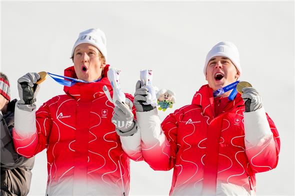 Die Freude in Bormio ist riesig: Franjo von Allmen gewinnt die Team-Kombination mit Tanguy Nef und erhält innert zwei Tagen das zweite Olympiagold umgehängt.