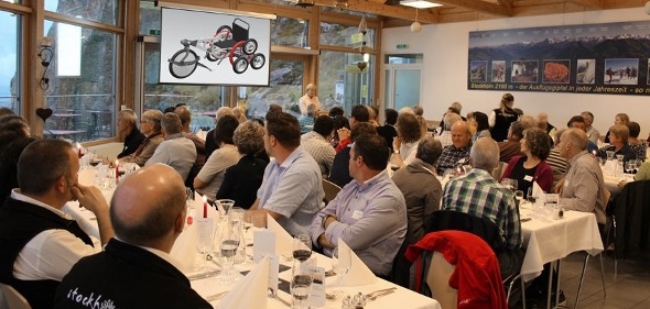 Die «Freunde des Stockhorns» bestaunten den revolutionären, geländegängigen Rollstuhl «Multidrive No Limits», dessen Initiant Garagier Andreas Jutzeler aus Erlenbach ist.