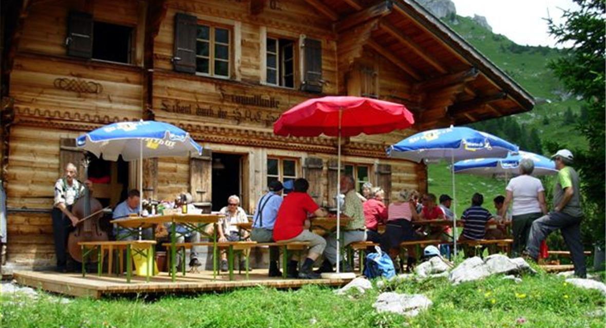 Die Fromatthütte mit den feiernden Gästen.