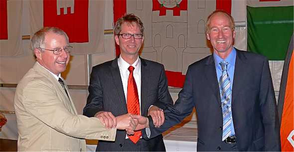 Die Fusion beschlossen: Bisheriger Verwaltungsratspräsident Gottfried Jutzeler, Bankleiter Rolf Mani und der neue Verwaltungsratspräsident Hans Jürg Schäfer.