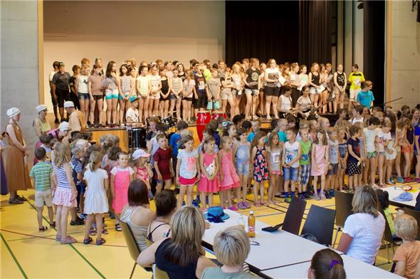 Die Gäste wurden mit dem Lied «Grüessech» zum Schuljahresabschluss willkommen geheissen. Das schuleigene und durch die Lehrerschaft komponierte Lied begleitete die Schülerinnen und Schüler durch das vergangene Schuljahr und verbesserte spürbar die «Grusskultur».