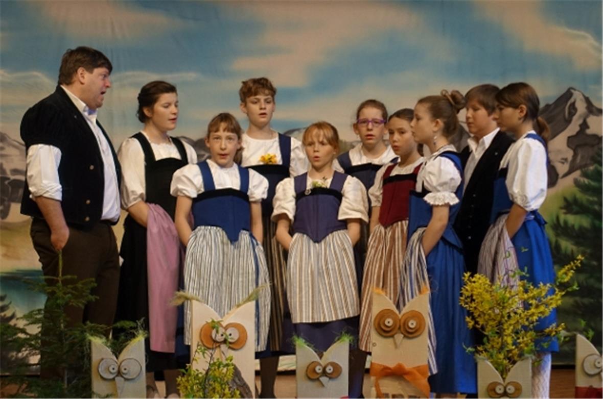 Die Gastformation «Chinderchörli Lauenen» unter der Leitung von Bernhard Zumbrun...