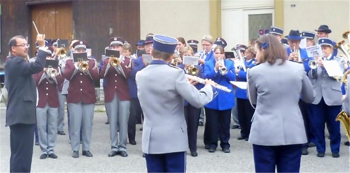 Die Gastformationen spielen für die Neu-Uniformierten.