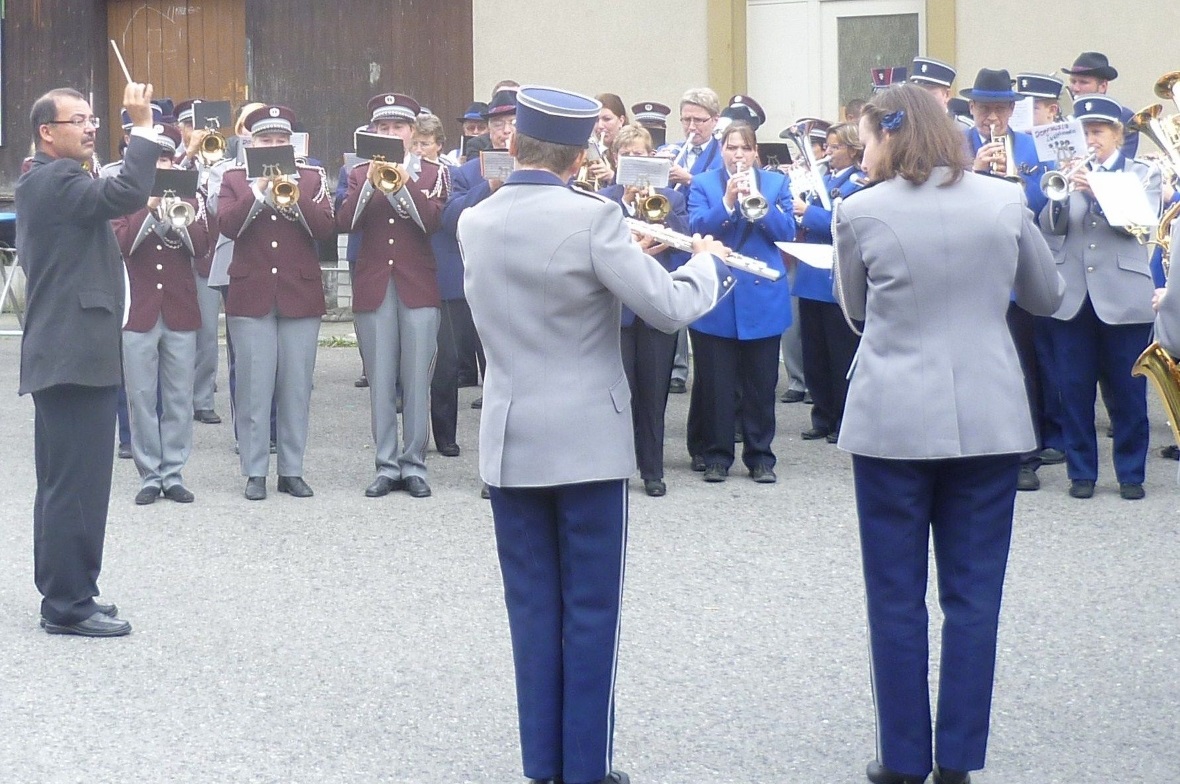Die Gastformationen spielen für die Neu-Uniformierten.