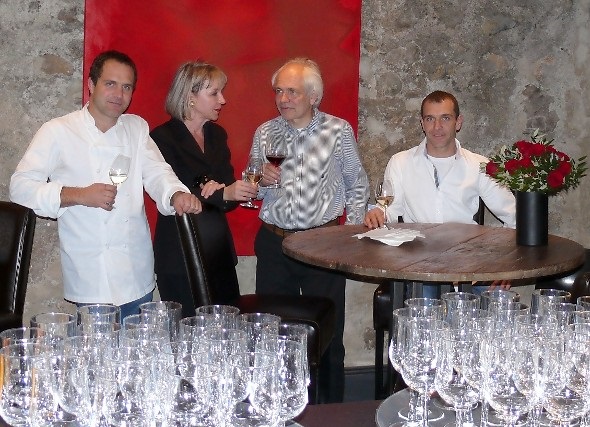 Die Gastgeber Nik (links) und Simon Buchs (rechts) zusammen mit ihren Eltern und «Einrichtungsberatern» Sophie und Herbert Buchs.