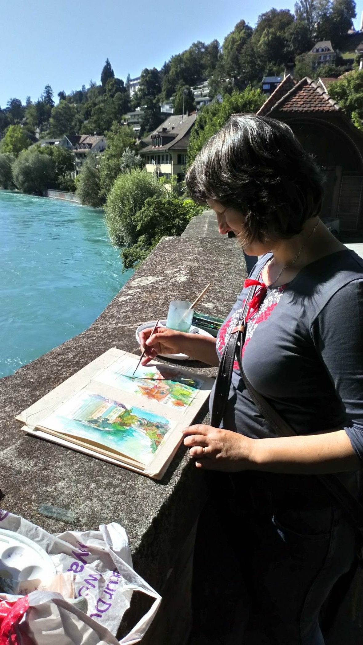 Die Gastgeberin Olja Aegerter an der Aare in Bern.