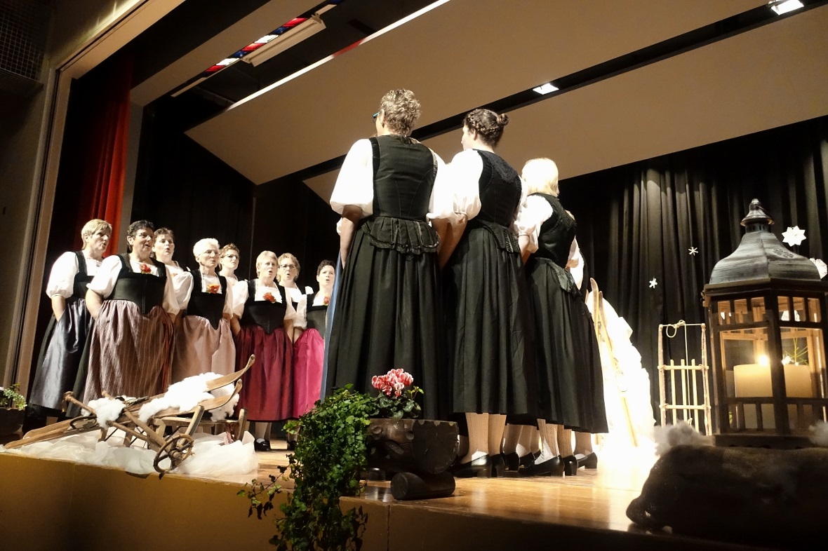 Die Gastgeberinnen der Frauenjodlergruppe „Echo vom Flösch“ passten wunderbar in...