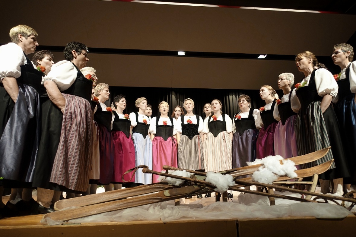 Die Gastgeberinnen der Frauenjodlergruppe „Echo vom Flösch“ passten wunderbar in...
