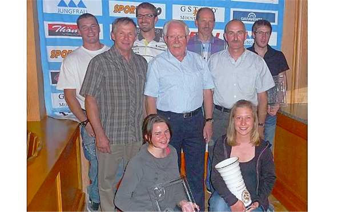 Die Geehrten: Patrick Gasser (Skicross); Ernst Beetschen (SC Lenk, Verdienstnadel Swiss Ski); Roland Haldi (Snowboard, Rücktritt); Heinz Stettler (Snowsports Thun, Verdienstnadel Swiss Ski); Mike von Grünigen (Trainer Junioren Alpin, Rücktritt); Toni Walker (SC Grund, Verdienstnadel Swiss Ski); Marco Mühlematter (Langlauf). Kniend: Nathalie von Siebenthal (Langlauf); Fabienne Würsten (Siegerin Berner Cup).