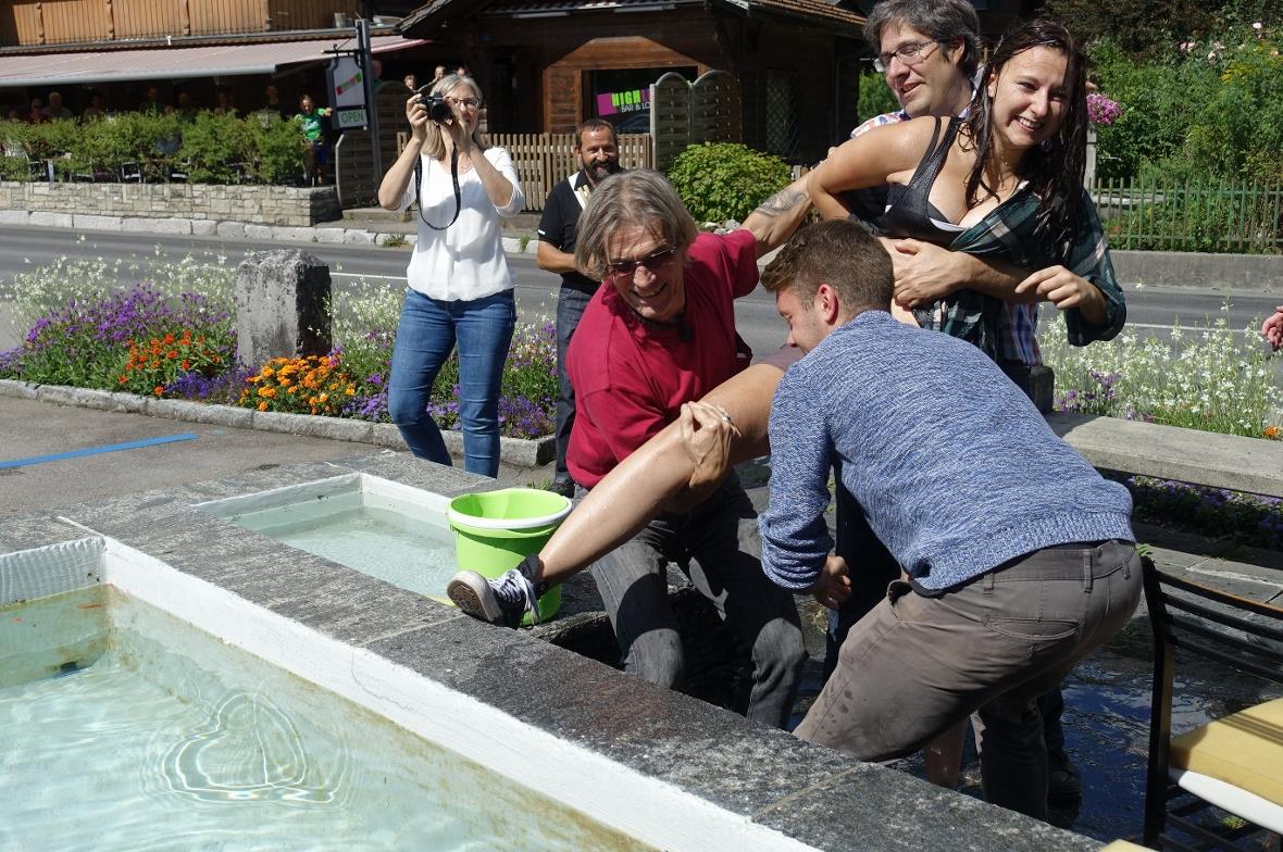 Die Gegenwehr nutzte nicht: Die Gautschgehilfen tauchten Angela Jukic ins kalte ...