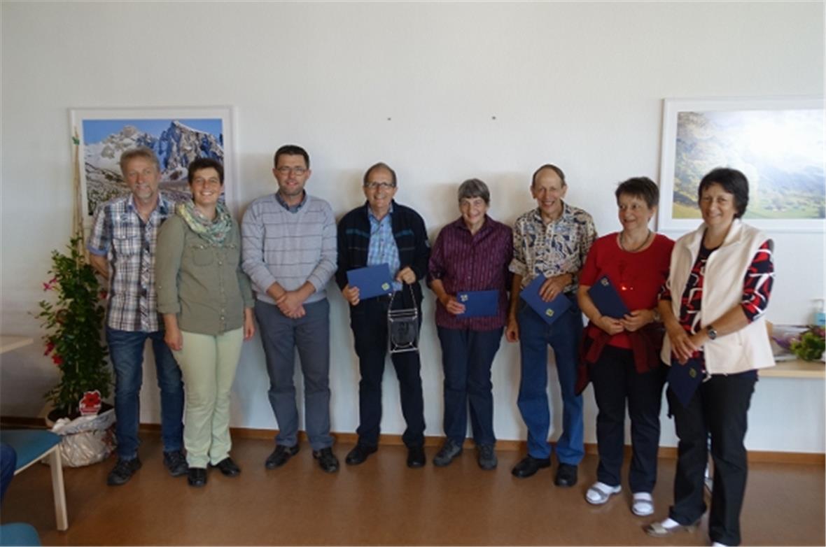 Die Gemeinderatsvertreter Ruedi Werren, Käthi Rösti und Albin Buchs überbrachten...