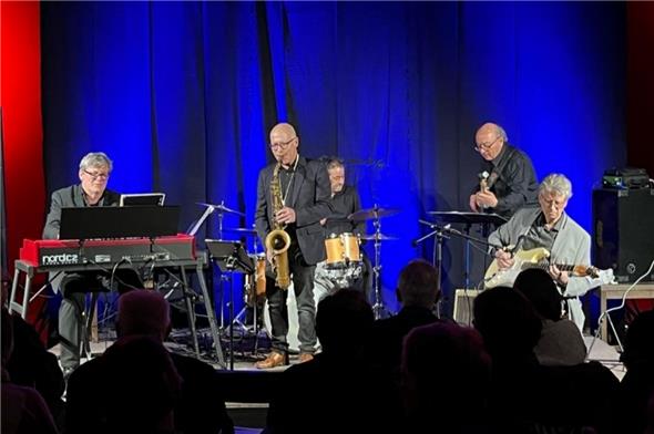Die George Steinmann Blues Band in der vollen katholischen Kirche spielte besten amerikanischen Blues.