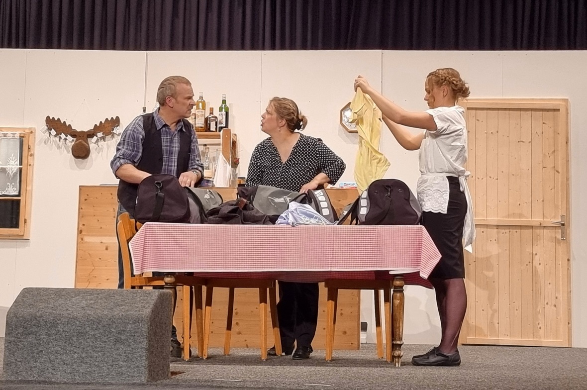 Die Gepäckdurchsuchung sorgte für Verwirrung und unzufriedene Gäste. Von links n...