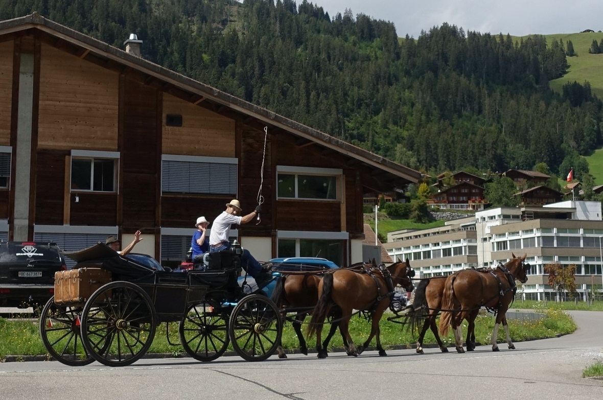 Die Gerbers machen sich nach kurzem Halt bei der Simmental Zeitung wieder auf de...