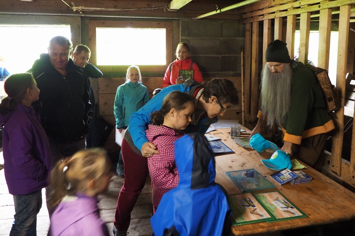 Die Gewinner des Familienwettbewerbs holten ihre Preise beim Waldmandli ab.