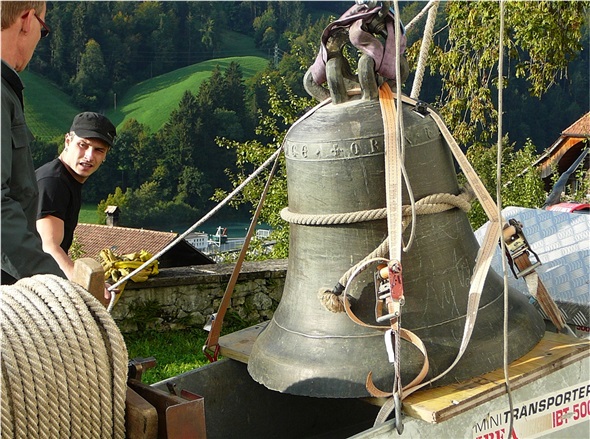 Die Glocke wird zum Aufzug transportiert.