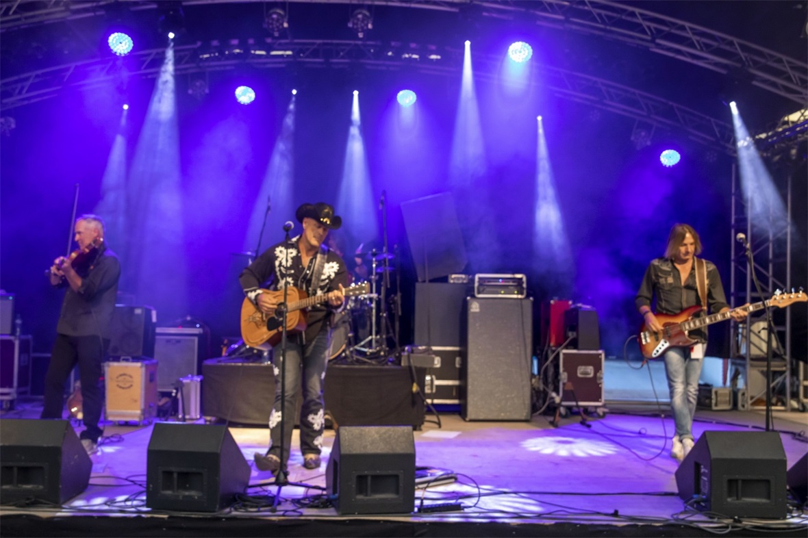 Die Gregory Larsen Band machte den Auftakt am Freitagabend.