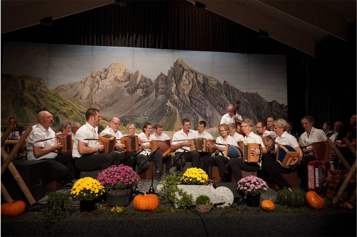 Die Grossformation Simmental-Saanenland trat nicht nur auf, sondern wirkte auch ...