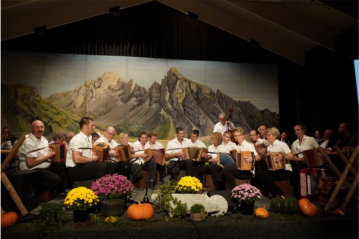 Die Grossformation Simmental-Saanenland trat nicht nur auf, sondern wirkte auch ...