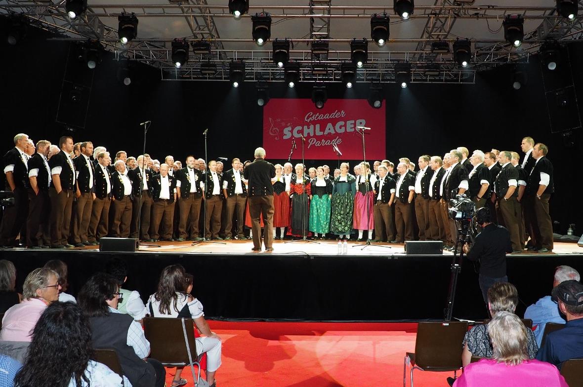 Die Grossformation der Jodlerklubs Saanenland ( Jodlerklub Bärgfriede Gstaad, de...