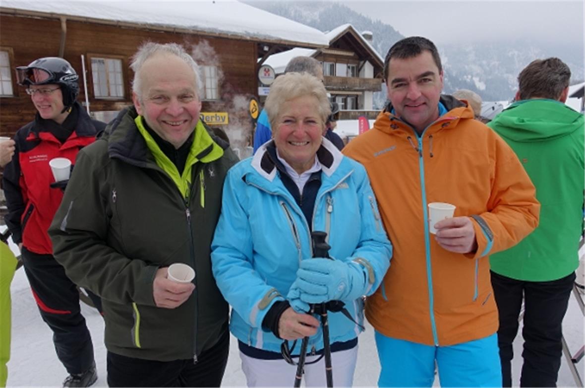 Die Grossräte Christian von Känel und Thomas Knutti nehmen die verletzte Alt-Gro...