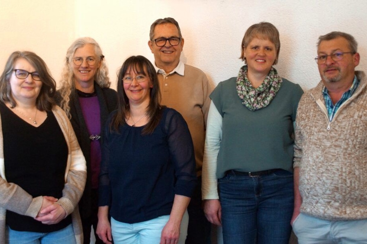 Die Gründerinnen und Gründer der Genossenschaft SanVetia Gesundheitsversorgung (von links): Marianne Herbst, Oberwil, Verena Theresia Gerber, Zweisimmen, Fränzi Kuhnen, St. Stephan, Erich Glauser, Boltigen, Rosmarie und Hans Willener beide Zweisimmen (es fehlt: Sylvia Theis, Oey-Diemtigen.).