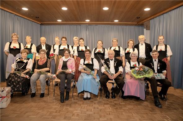 Die Gründungsmitglieder wurden geehrt (sitzend von links): Elisabeth Reusser, Ursula Jutzeler, Meieli Boss, Vreni Rytz, Hansueli Bühler, Annemarie Krebs und Huldrich Krebs. Im Hintergrund stehen alle anderen Trachtengruppenleute.