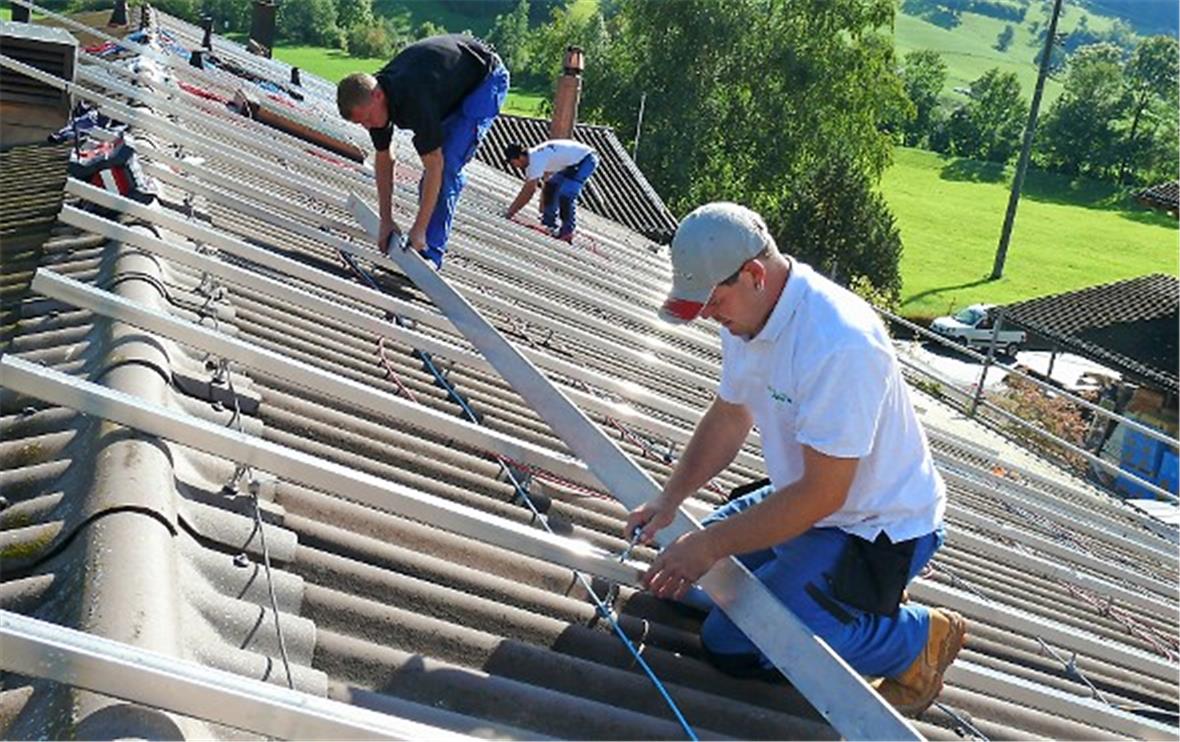 Die Grundschiene wird auf Stockschrauben gelegt, welche in die Dachunterkonstruktion geschraubt wurden. Dann werden diese mittels Nivellierschiene ausgerichtet.