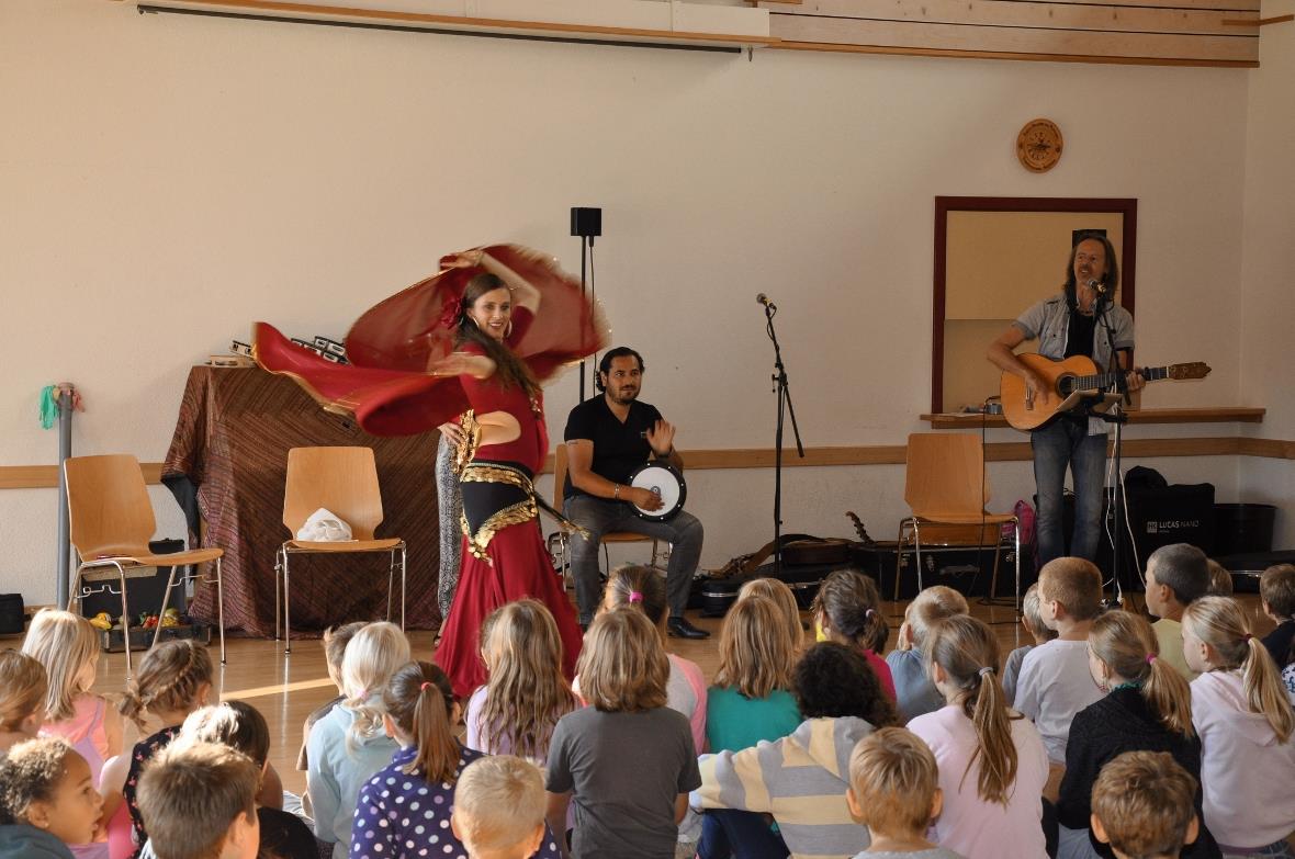 Die Gruppe SSASSA-Schnabelwetzer stellt sich mit verschiedenen Darbietungen vor.