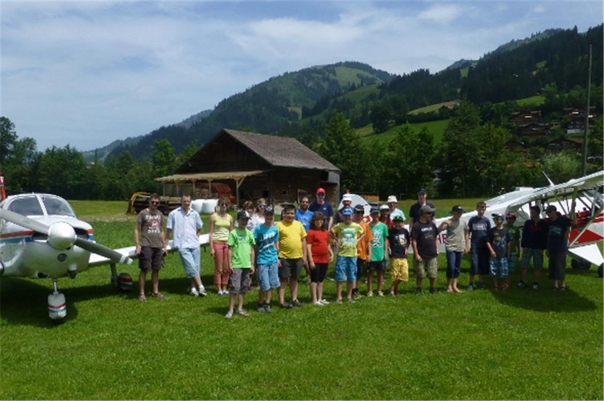 Die Gruppe auf dem Flugplatz Zweisimmen