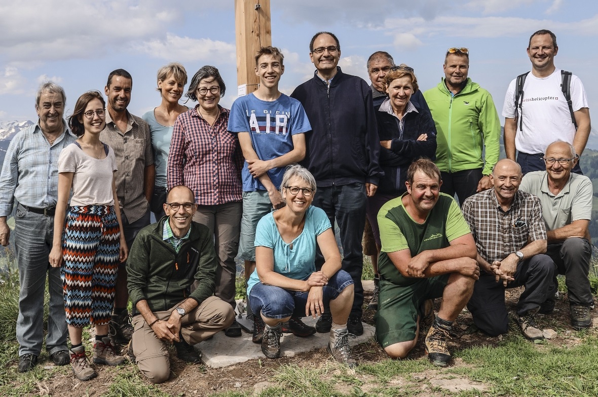 Die Gruppe der Erbauer und Helfer nach der Weihung des Gipfelkreuzes .