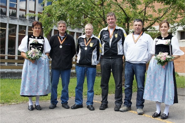 Die Gruppe der Militärschützen Mannried, welche in der Kategorie D den 3. Rang belegte, flankiert von den beiden Ehrendamen Franziska und Nicole Lehnherr .