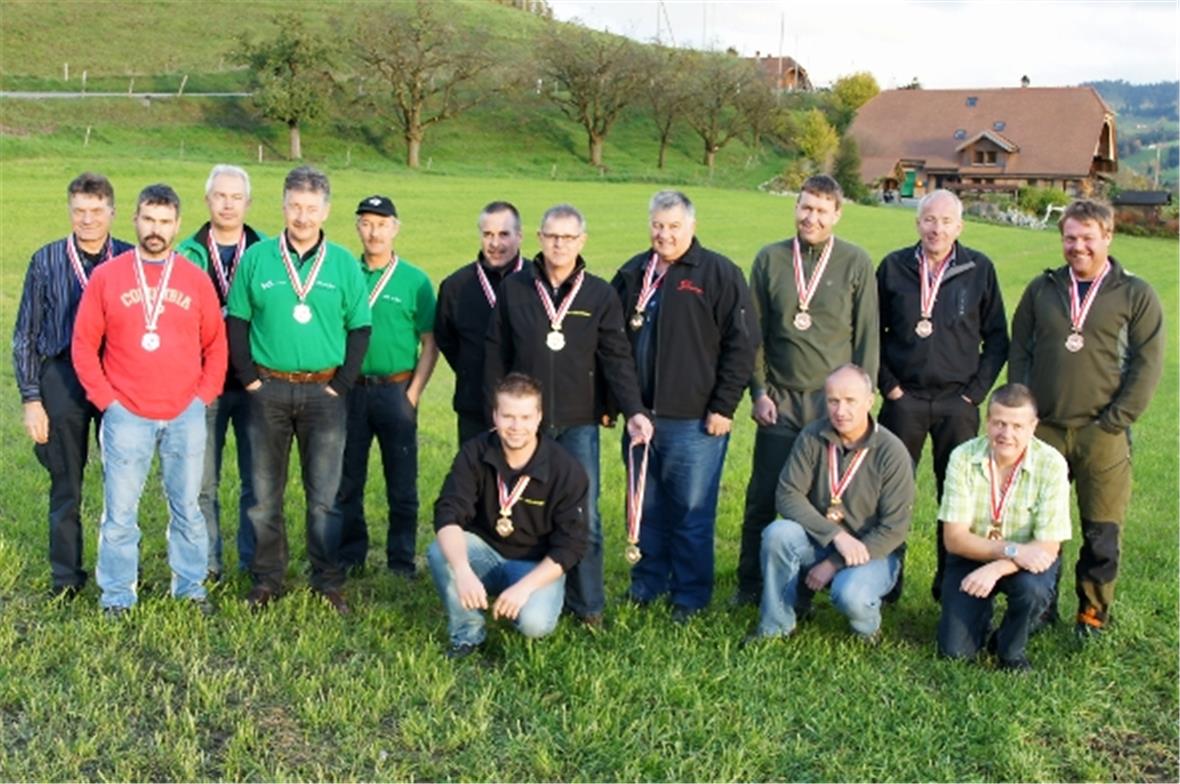 Die Gruppe des Schützenvereins Diemtigen gewann in der Kategorie Feld A Die Goldmedaille. (v.l.) MS Schwanden, 2. Rang; SV Diemtigen, 1. Rang; FS Guttannen, 3. Rang.