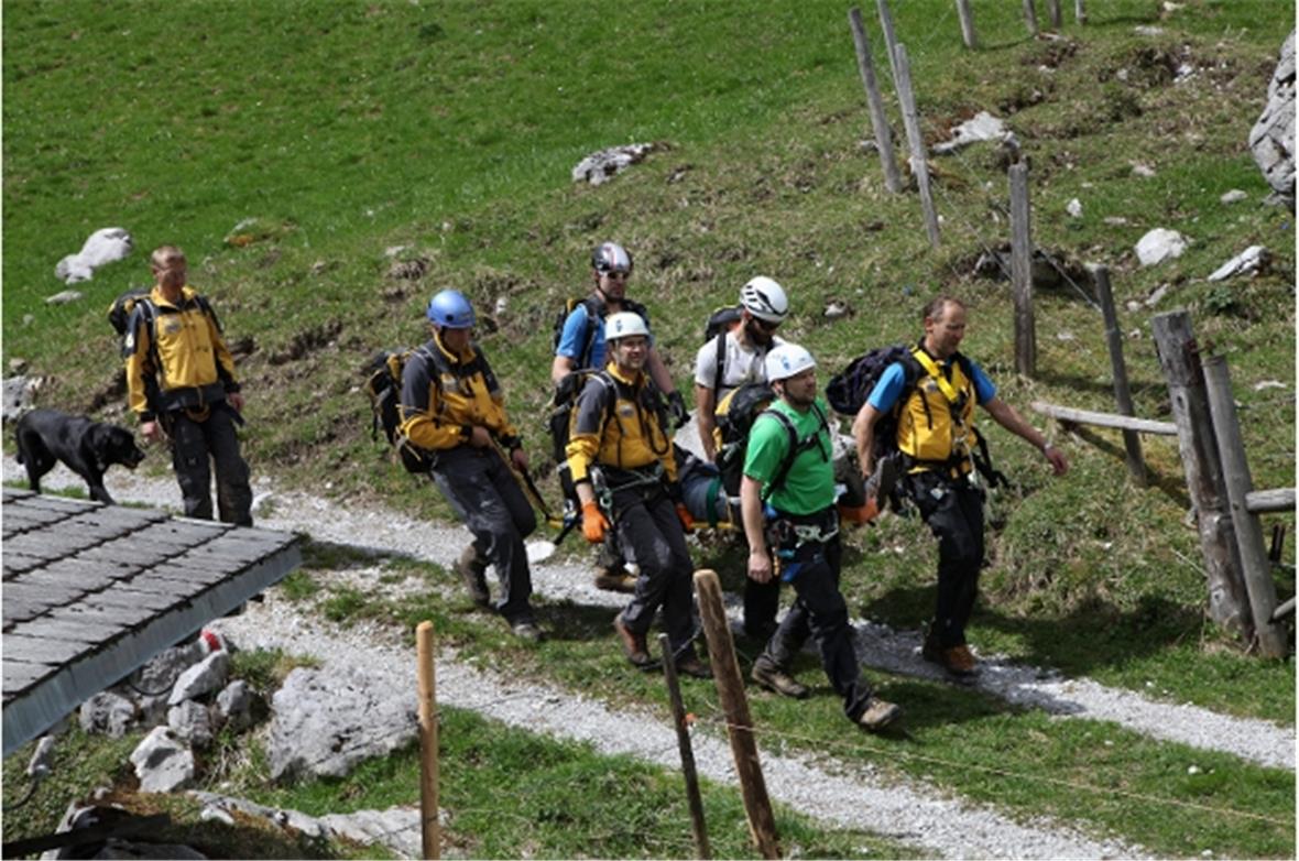 Die Gruppe trifft mit einem Verletzten ein.