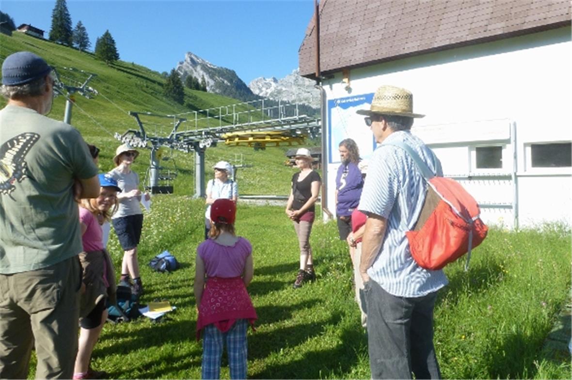 Die Gruppe wartet auf den Sessellift