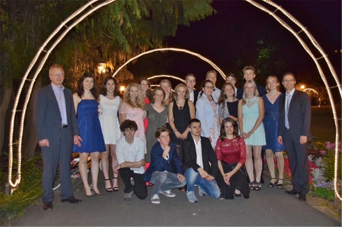 Die Gstaader Maturklasse: Hinten: Gina Thönen, Laura Brand, Josija Nydegger, Guido Reichenbach, Joel Landmesser, Urs Reichenbach; Mitte: Klassenlehrer Roland Neuhaus, Christina Masaad, Janina Hinni; Arina Kropf, Anne-Florence Weissert, Corinne Matti, Stephanie Walker, Nuria Piller, Olivia Matti, Anika Rieben, Schulleiter Christoph Däpp; vorne: Simon Knöri, Oliver Allemann, Jamie Hänni und Sarah Trummer.