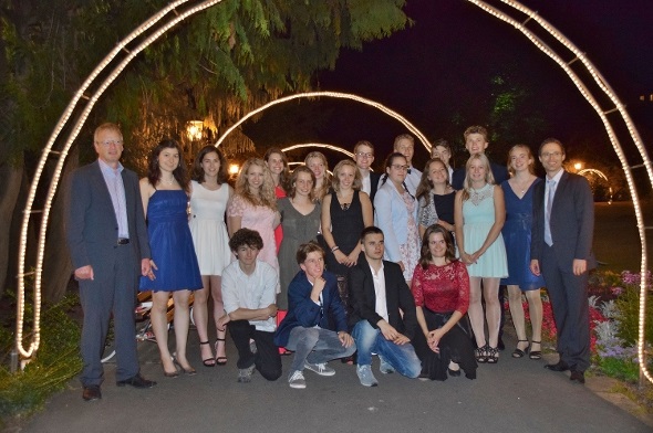 Die Gstaader Maturklasse: Hinten: Gina Thönen, Laura Brand, Josija Nydegger, Guido Reichenbach, Joel Landmesser, Urs Reichenbach; Mitte: Klassenlehrer Roland Neuhaus, Christina Masaad, Janina Hinni; Arina Kropf, Anne-Florence Weissert, Corinne Matti, Stephanie Walker, Nuria Piller, Olivia Matti, Anika Rieben, Schulleiter Christoph Däpp; vorne: Simon Knöri, Oliver Allemann, Jamie Hänni und Sarah Trummer.