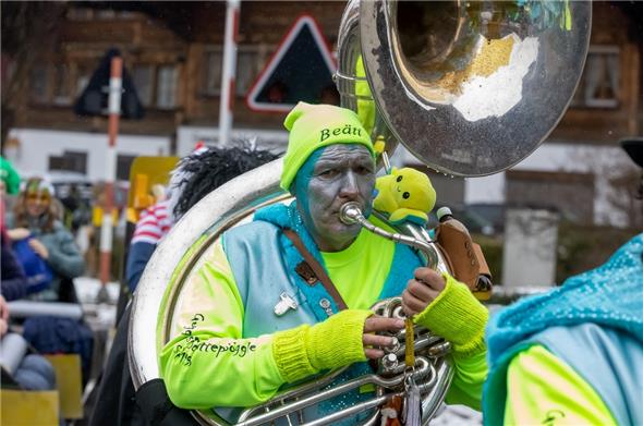 Die Guggemusik Schattepööggle aus Wimmis genoss ebenso wie die Guggenmusik Pananik aus Naters sowie Evelyne als Löwe und Angelina als Dracula das lustige Treiben am Fasnachtsumzug durch Oey.