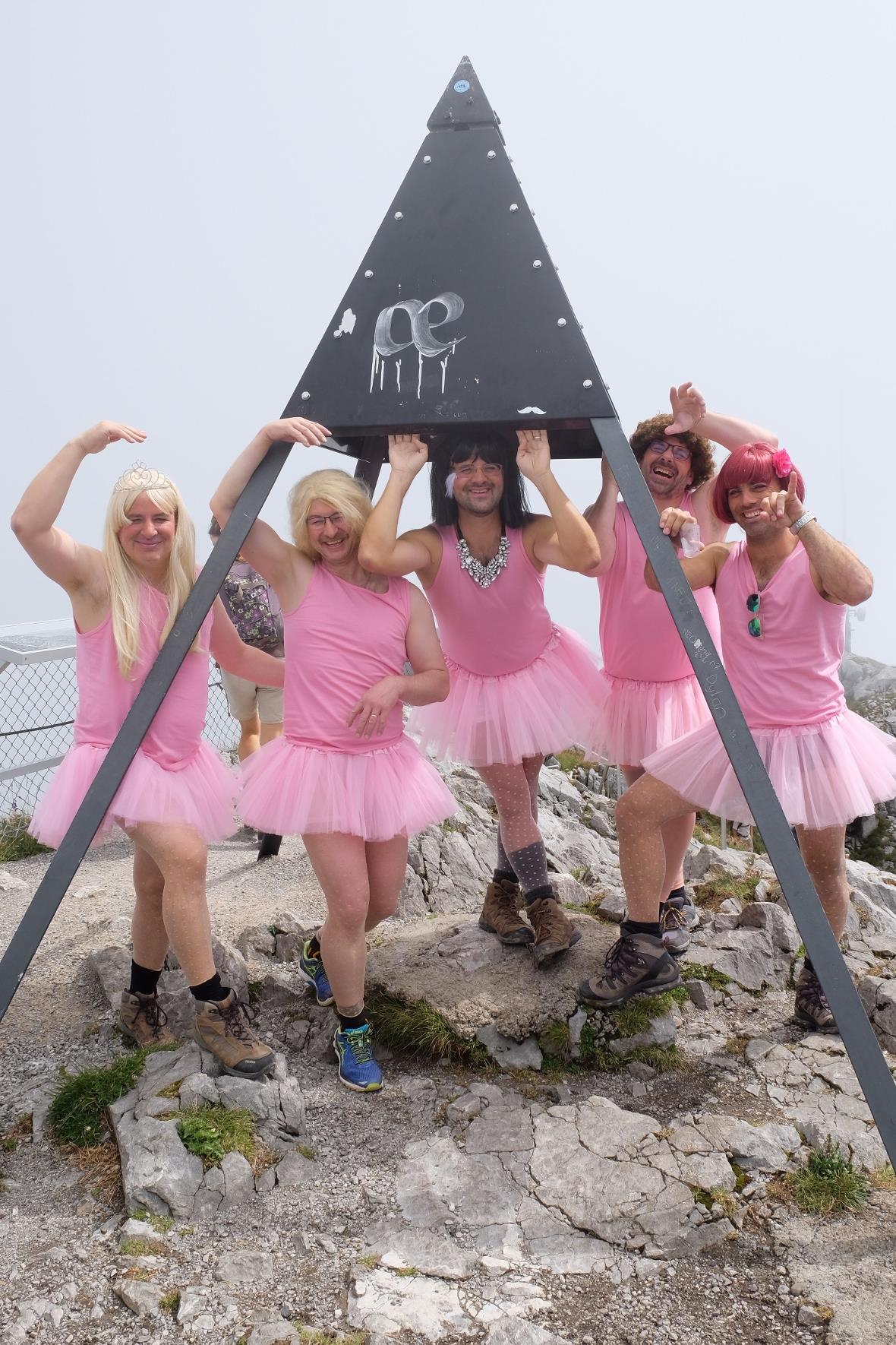 Die «Härzbluet»-Ballerinen des FC Thun auf dem Stockhorn.