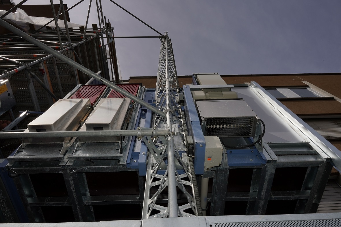 Die Halte- und Führungsschienen sind fest am Gebäude verankert. 