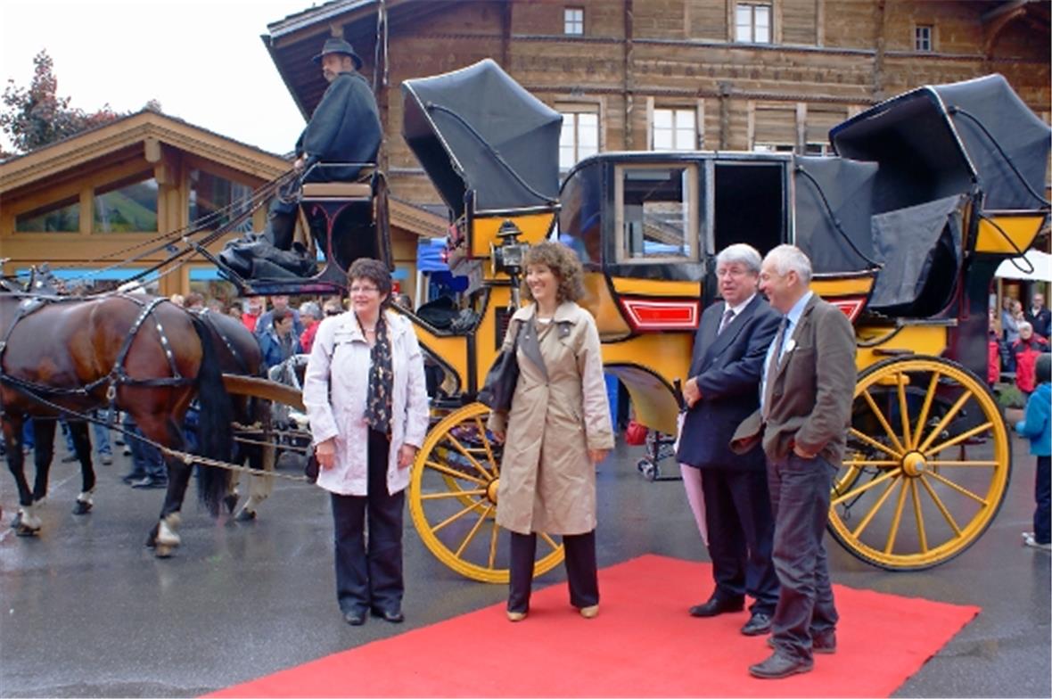 Die Hauptakteure wurden mit der Postkutsche auf den Bahnhofplatz geführt