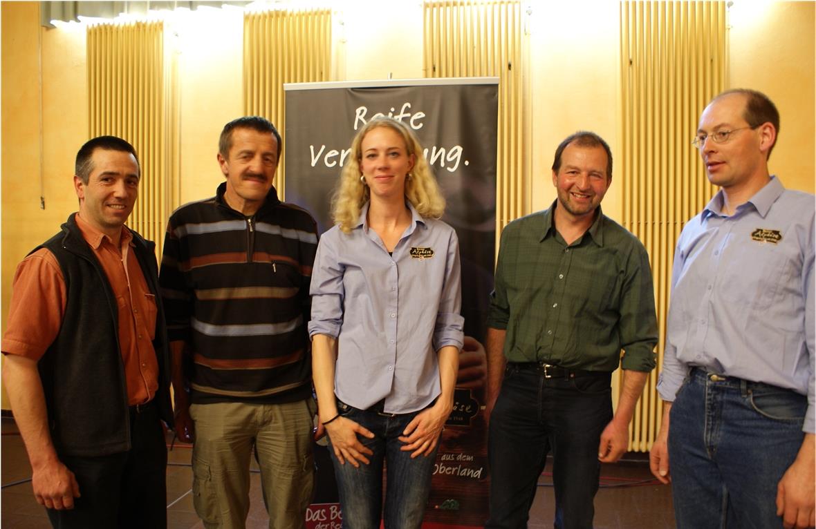 Die «Hauptdarsteller» der CASLP-GV in Thun: Ernst Knutti, (Arbeitsgruppe Mengensteuerung), Schwenden; Hans Bettler, (abtretendes Vorstandsmitglied) Boltigen, Barbara Läderach, (neue Kommunikations- und Marketing-Verantwortliche); Ueli Tritten, (neues Vorstandsmitglied), Lenk und Hansueli Burri, (Präsident), Schönried