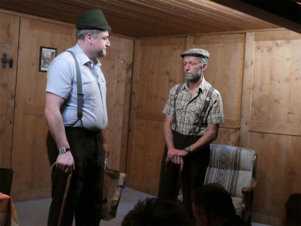 Die Heimbewohner, Urs und Hansruedi Regez, bereiten ihre Reise nach New York vor...