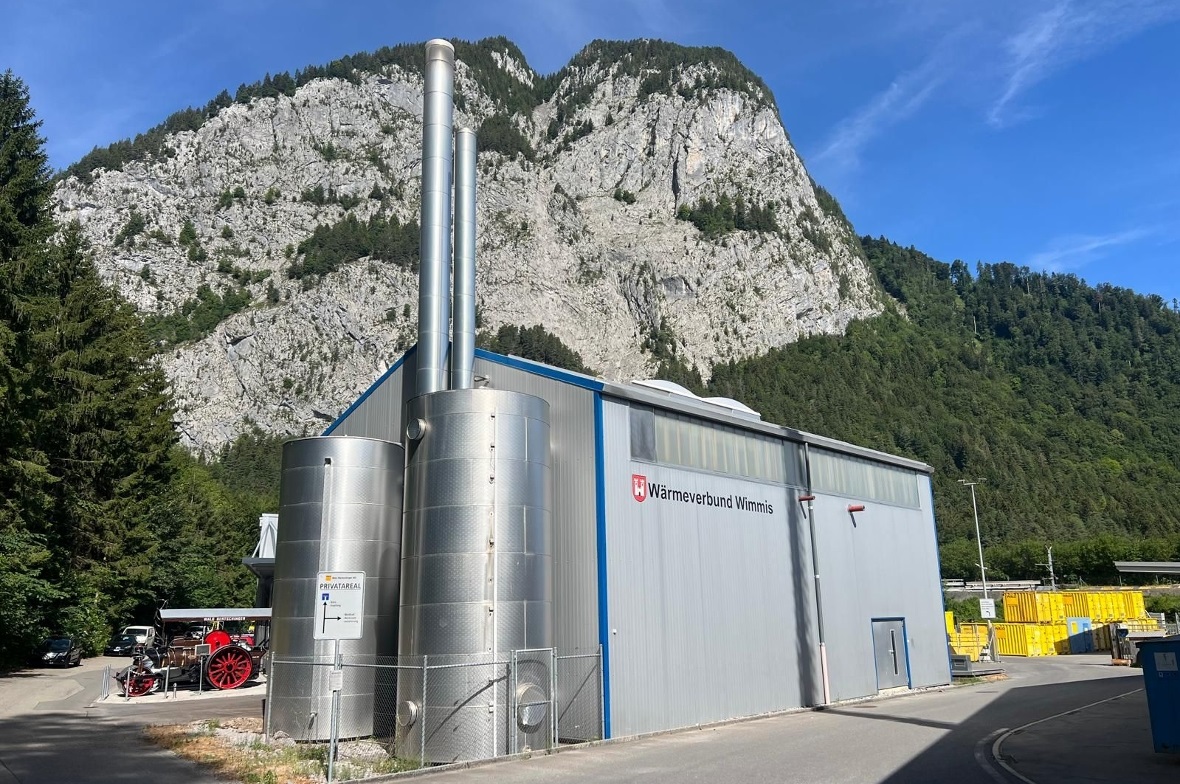 Die Heizzentrale mit Wärmespeichern an der alten Staatsstrasse.
