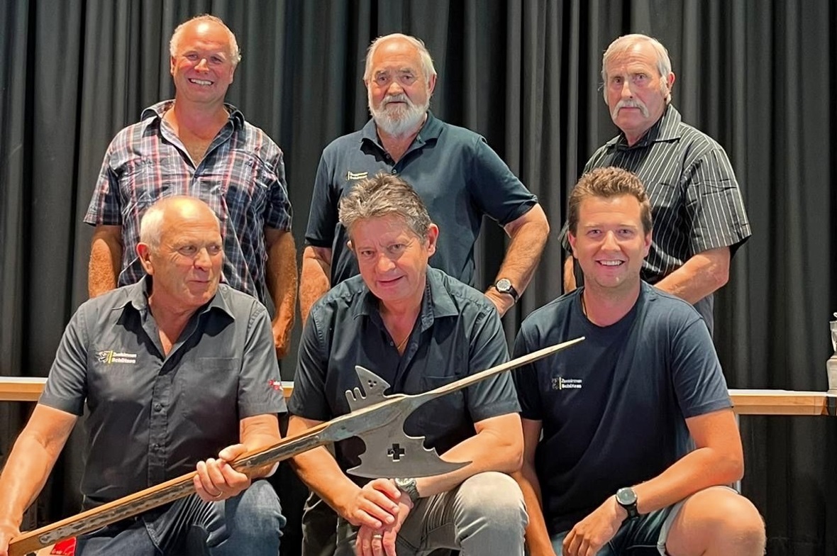 Die Hellebarde geht an die zweitbeste Stammgruppe Zweisimmen «Waldmatte» mit stehend vl Zeiger Sami Trummer, Alfred Annen, Christian Bieri; kniend Fritz Bieri, Hanspeter Teuscher, Thomas Grütter.