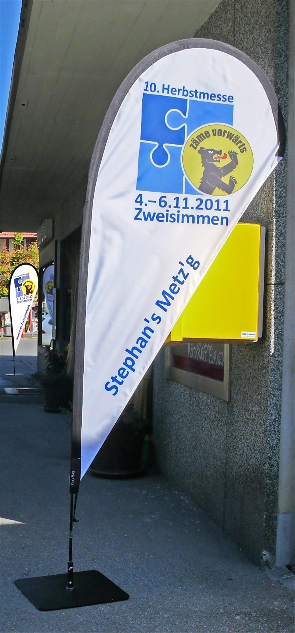 Die Herbstmesse-Fahnen weisen auf die nahende Ausstellung im November hin.