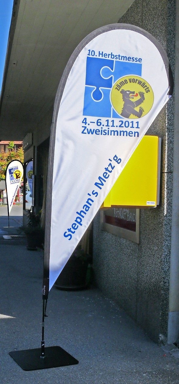 Die Herbstmesse-Fahnen weisen auf die nahende Ausstellung im November hin.