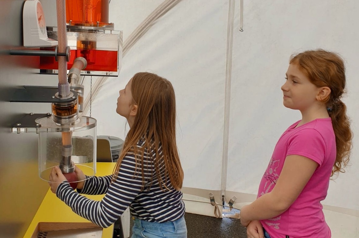 Die Herzpumpe verlangt viel von den 3./4. Klässlerinnen ab.