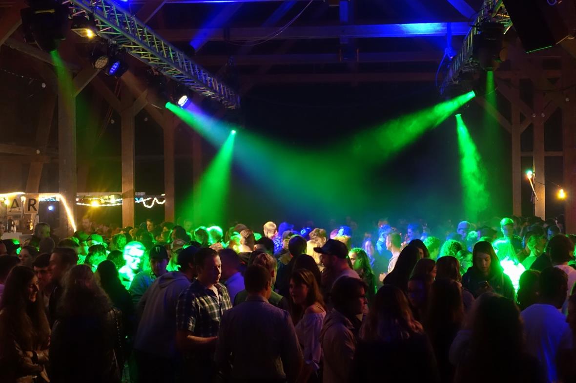 Die Heuhütte in Boltigen gewährte dem Bar- und Pubfest heuer Gastrecht und eigne...