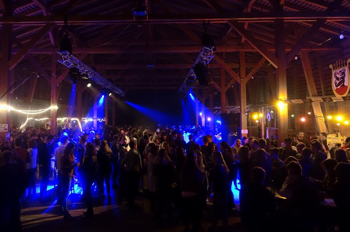 Die Heuhütte in Boltigen gewährte dem Bar- und Pubfest heuer Gastrecht und eigne...
